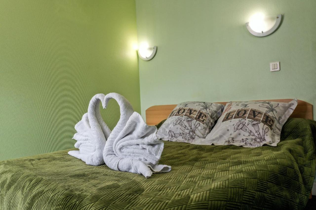 Hotel Le Pommeil Gueret Bagian luar foto