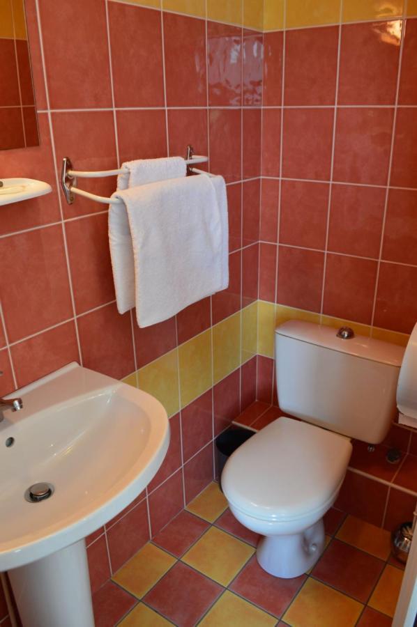 Hotel Le Pommeil Gueret Bagian luar foto