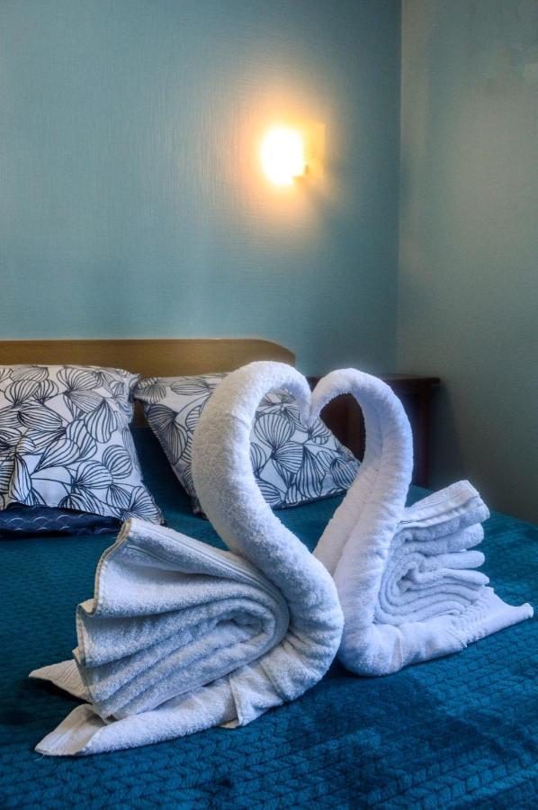 Hotel Le Pommeil Gueret Bagian luar foto