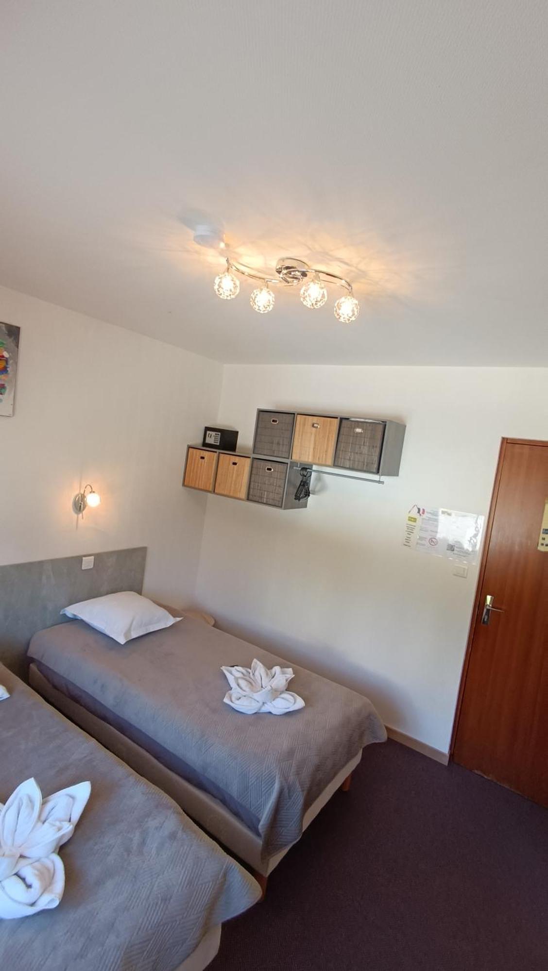 Hotel Le Pommeil Gueret Bagian luar foto