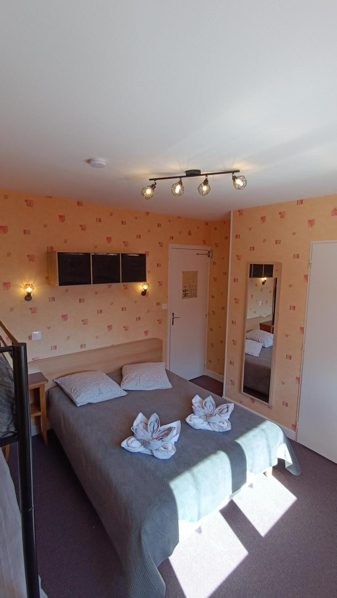 Hotel Le Pommeil Gueret Bagian luar foto