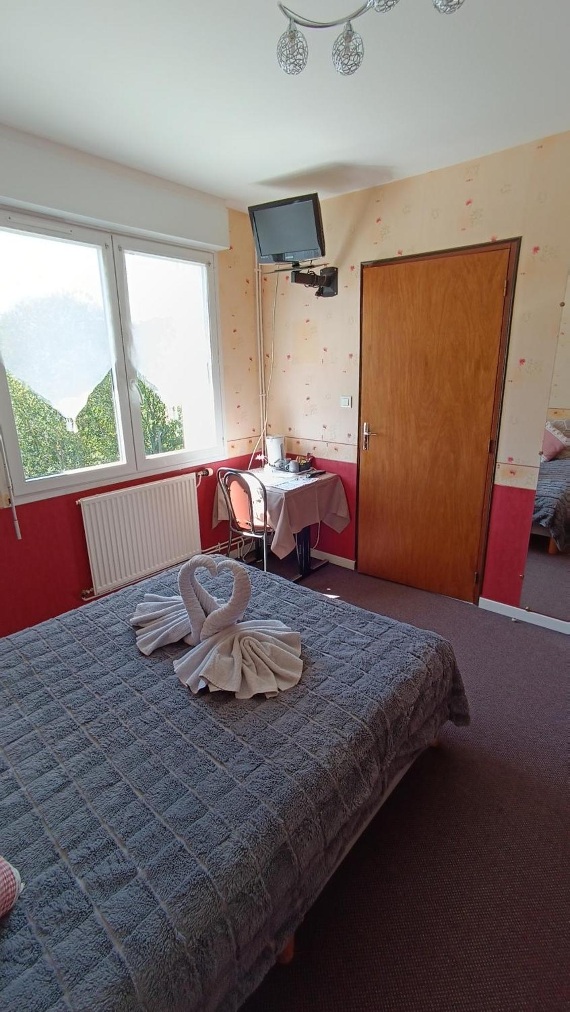 Hotel Le Pommeil Gueret Bagian luar foto