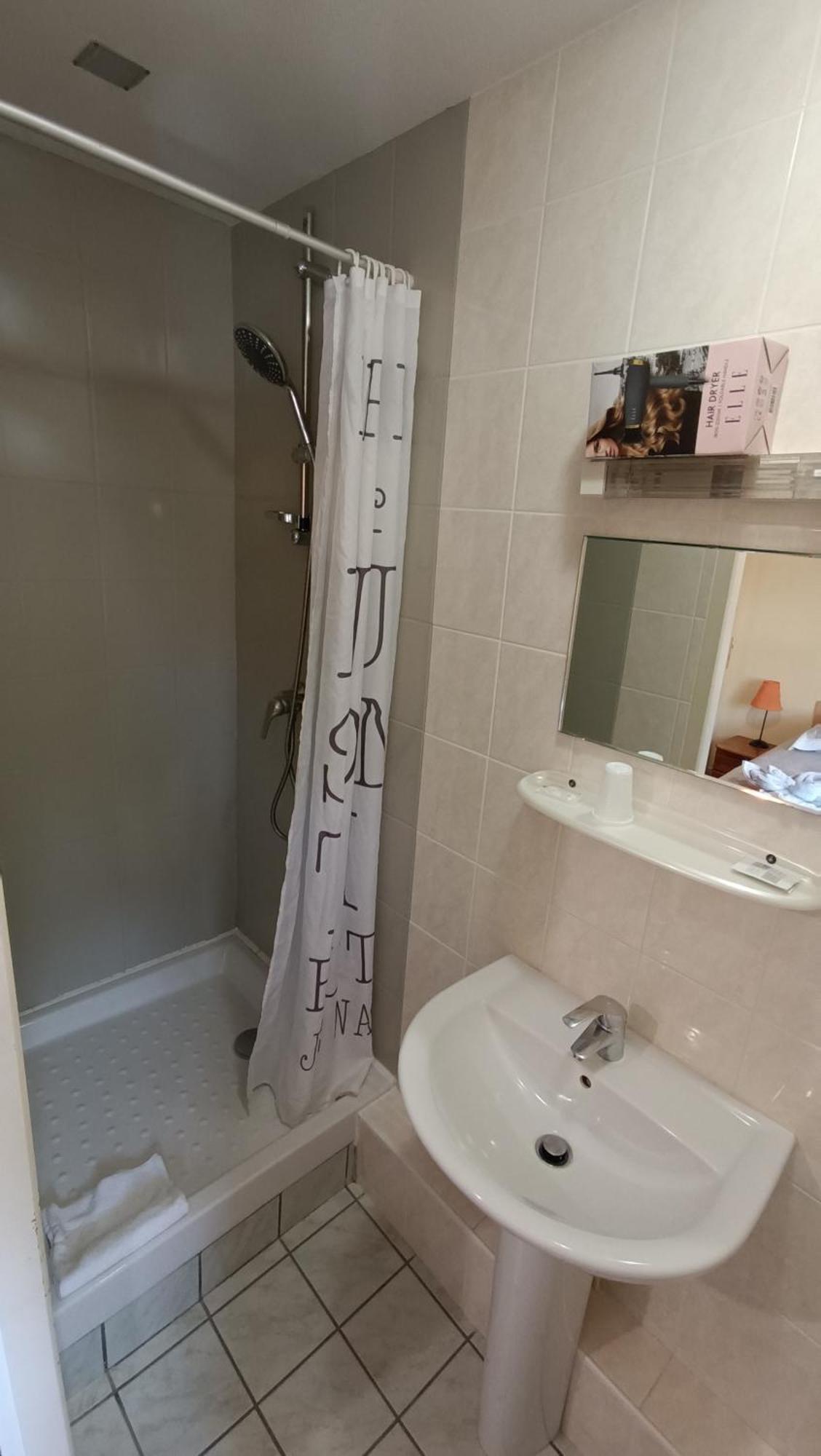 Hotel Le Pommeil Gueret Bagian luar foto