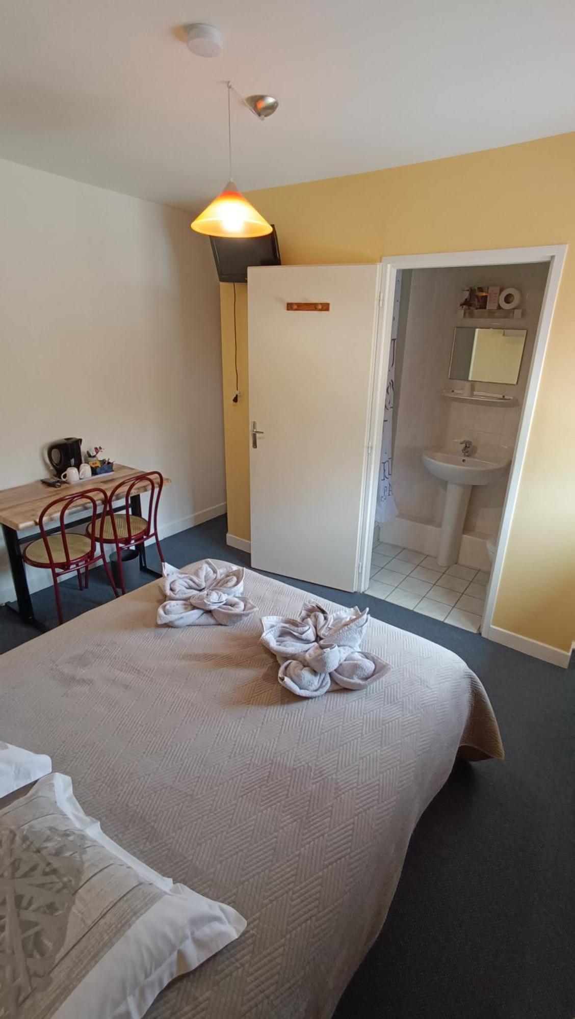Hotel Le Pommeil Gueret Bagian luar foto