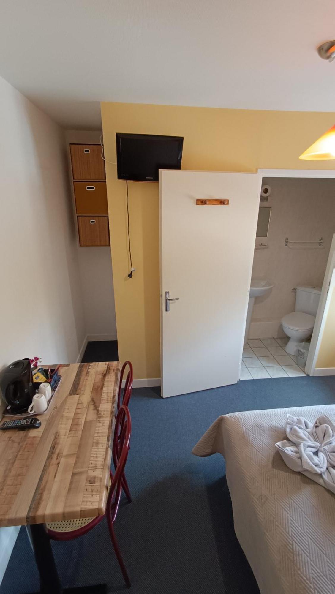 Hotel Le Pommeil Gueret Bagian luar foto