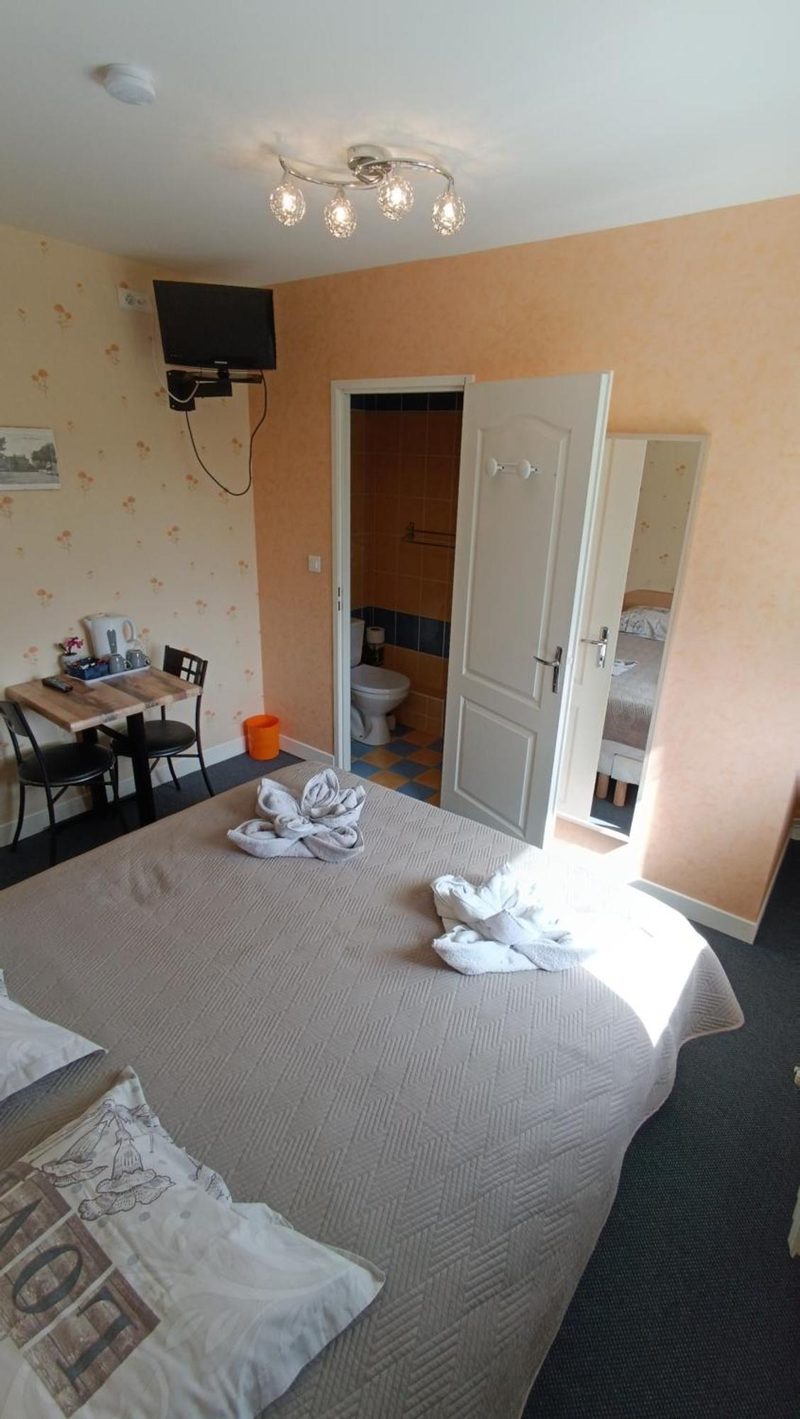 Hotel Le Pommeil Gueret Bagian luar foto