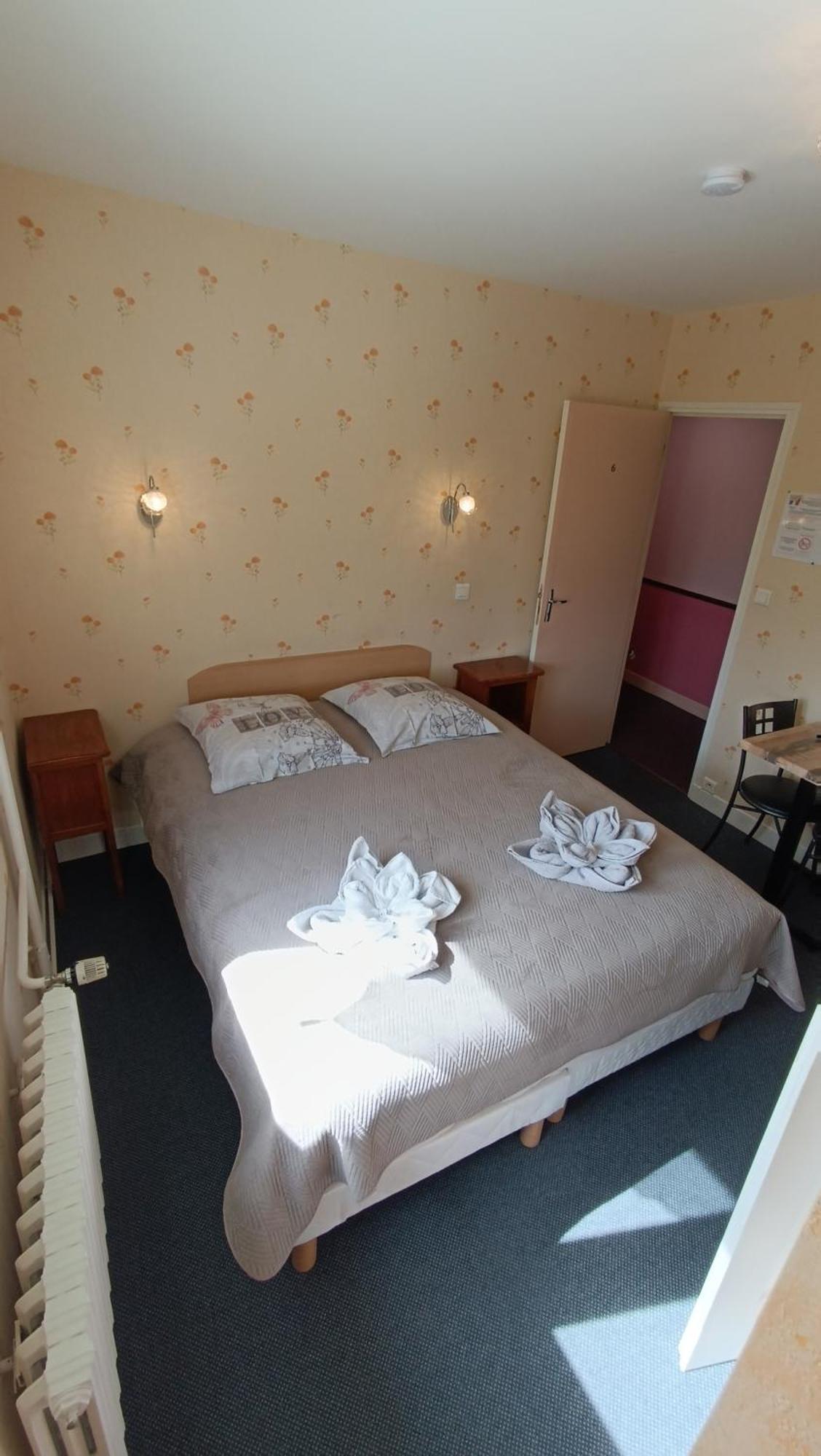 Hotel Le Pommeil Gueret Bagian luar foto